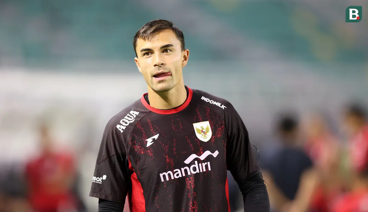 Kiper Timnas Indonesia, Emil Audero saat menjalani latihan resmi menjelang FIFA Matchday melawan Chinese Taipei di Stadion Gelora Bung Tomo, Surabaya, Kamis (04/09/2025). (Bola.com/Abdul Aziz)
