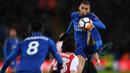 Aksi pemain Leicester City, Islam Slimani (kanan) menahan bola dari kejaran pemain Fleetwood Town pada babak ketiga Piala FA di King Power Stadium, Leicester, (16/1/2018). Leicester City menang 2-0. (AFP/Paul Ellis)