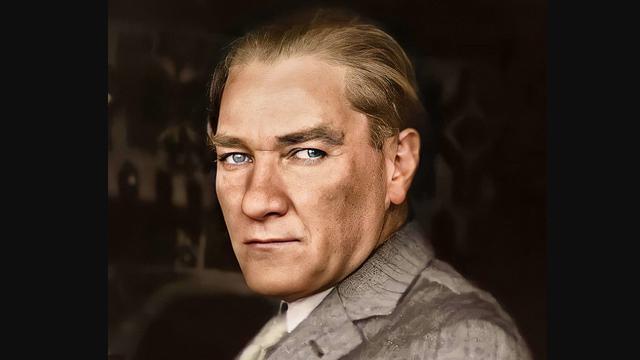 Bapak Bangsa Turki: Mustafa Kemal Atatürk.
