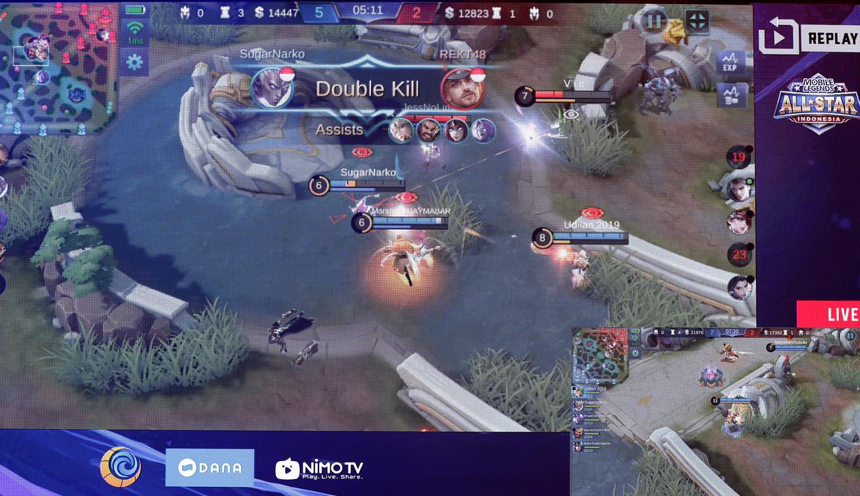 Tim All Star Moniyan bertarung dengan  tim All Star Magic Academy pada Mobile Legends Bang Bang: All Star 2019 di Tenis Indoor Senayan, Jakarta, Sabtu (20/7). MLBB All Star Team dibagi menjadi 4 tim yang dipimpin pemain Onic eSports. (Bola.com/Yoppy Renato)