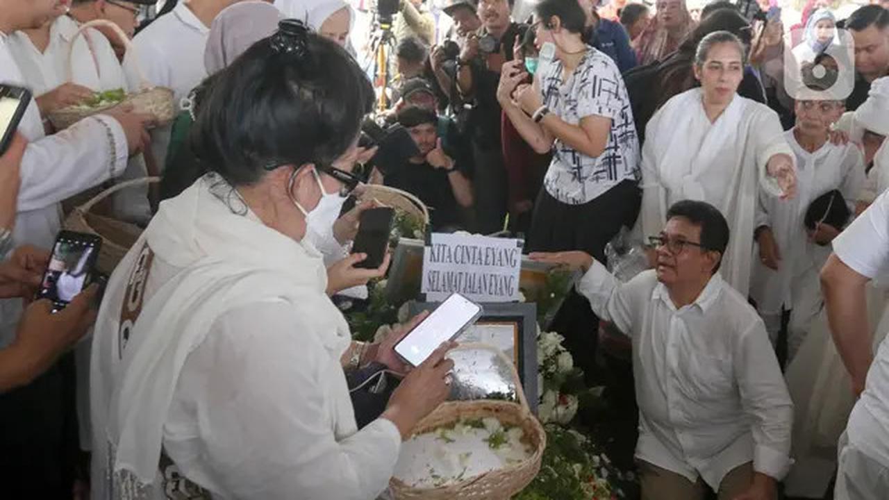 Haru Selimuti Pemakaman Penyanyi dan Artis Senior Titiek Puspa
