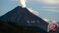 Letusan Kecil Terus Keluar dari Gunung Raung 