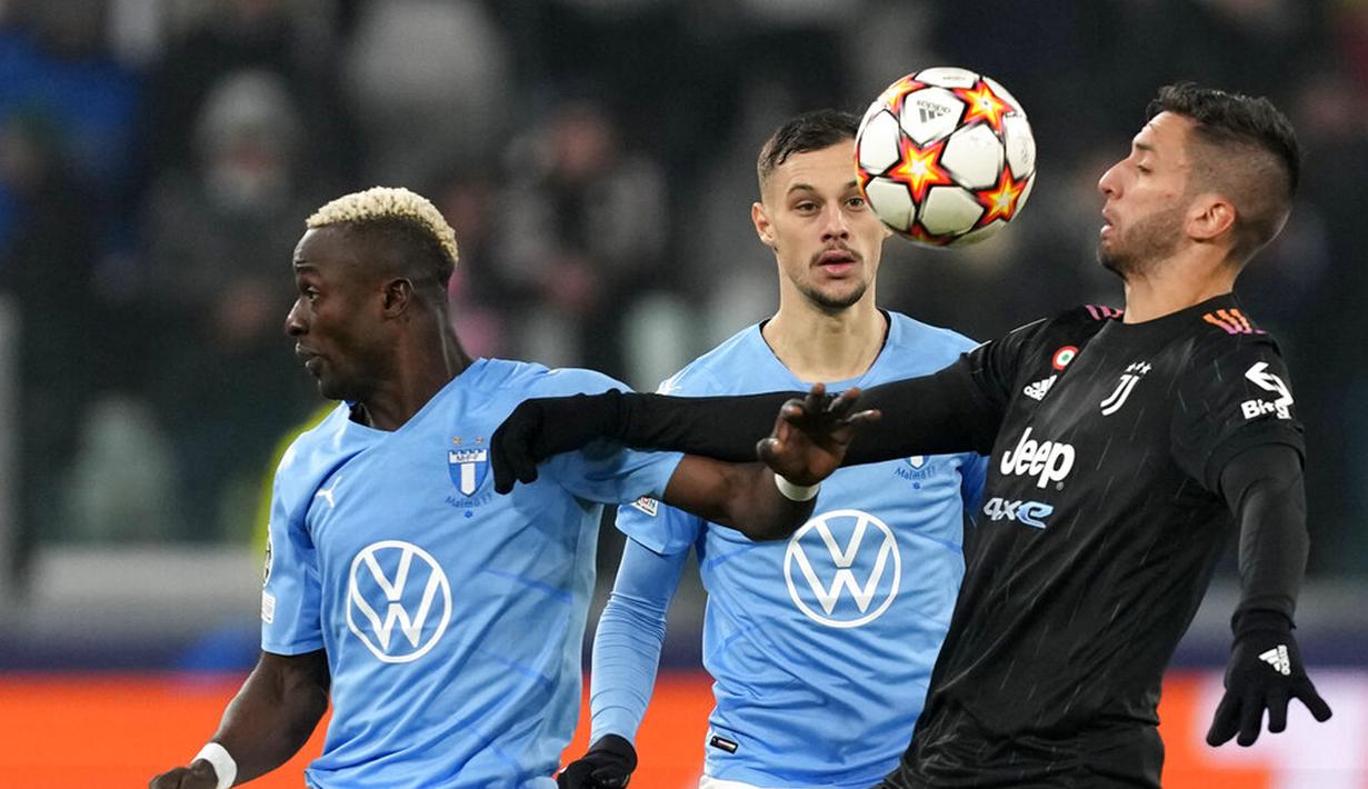 Pemain Malmo Bonke Innocent (kiri) berebut bola dengan pemain Juventus Rodrigo Bentancur pada pertandingan sepak bola Grup H Liga Champions di Allianz Stadium, Turin, Italia, 8 Desember 2021. Juventus menang 1-0. (AP Photo/Antonio Calanni)