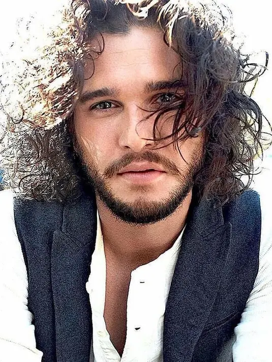 Aktor yang berdarah Inggris ini, lahir di London dan telah menerima berbagai penghargaan selama karirnya sebagai aktor. Baik sebagai aktor utama maupun sebagai pemeran pendukung. (Liputan6.com/IG/kitharingtonn)