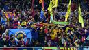 Para fans Barcelona tetap setia mendampingi meski harus lintas benua dari Eropa ke Asia. (AFP/Yoshikazu Tsuno)