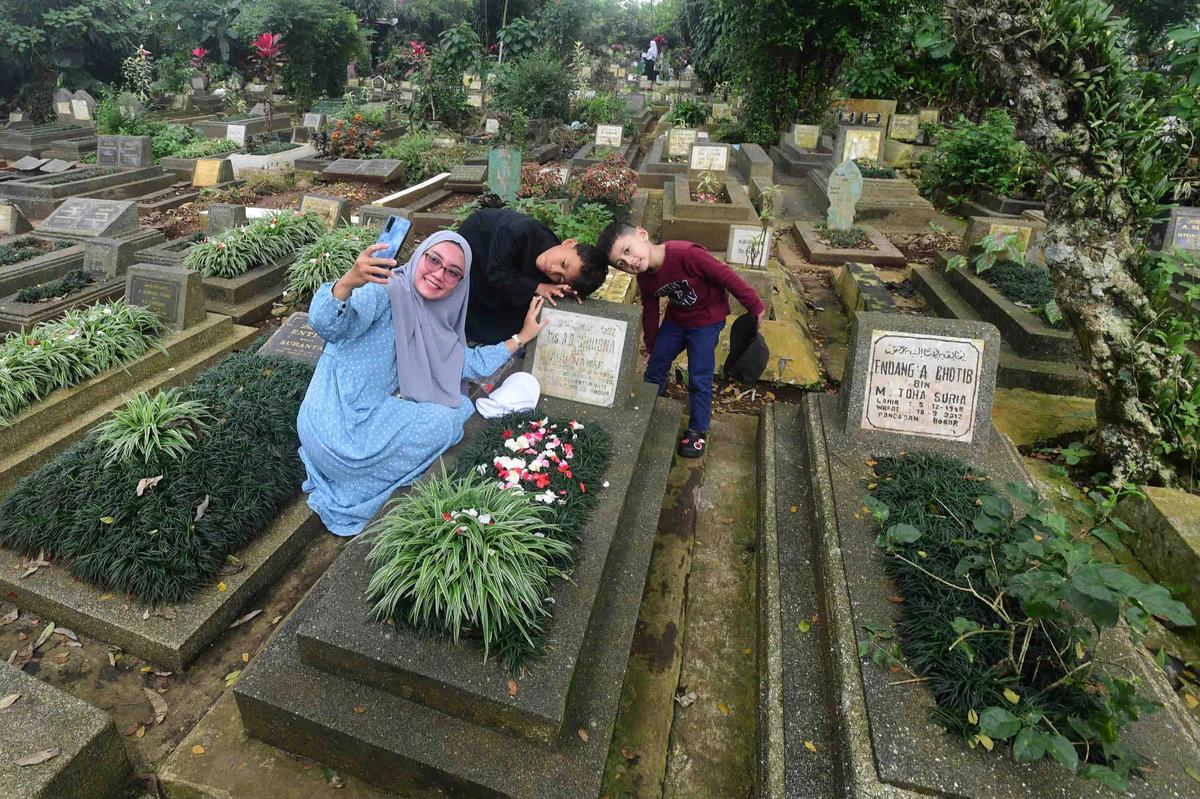 FOTO: Libur Imlek Dimanfaatkan Warga untuk Ziarah Jelang Ramadhan