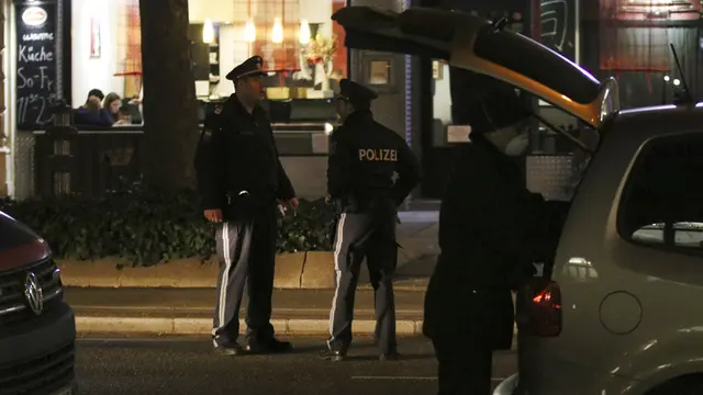 Sejumlah polisi berjaga di depan sebuah restoran Jepang setelah terjadi serangan pisau di pusat Wina
