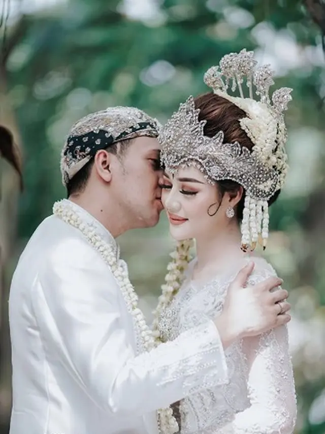 7 Potret Pernikahan Ryan Mantan Zaskia Gotik yang Kini Duluan Lepas Masa Lajang