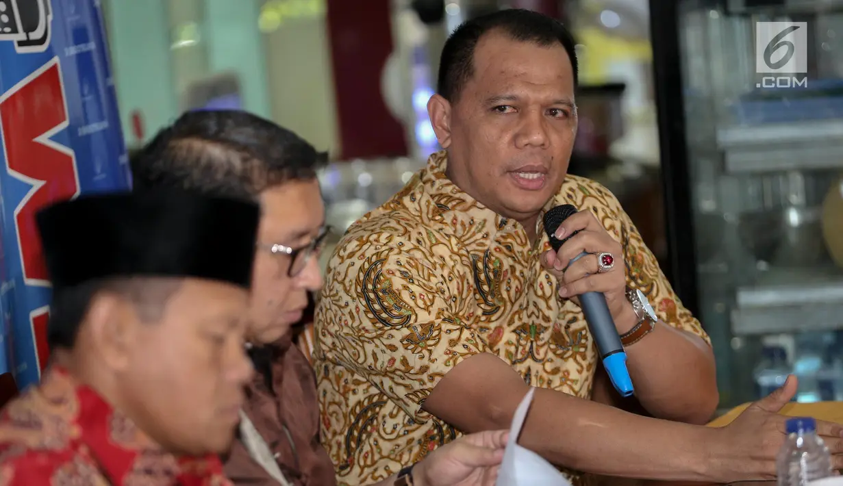 Direktur Organisasi Masyarakat Direktorat Jenderal Politik dan Hukum, Laode Ahmad P.Balombo memberikan paparan dalam diskusi polemik di Jakarta, Sabtu (15/7). Diskusi tersebut bertemakan "Cemas Perppu Ormas". (Liputan6.com/Faizal Fanani)