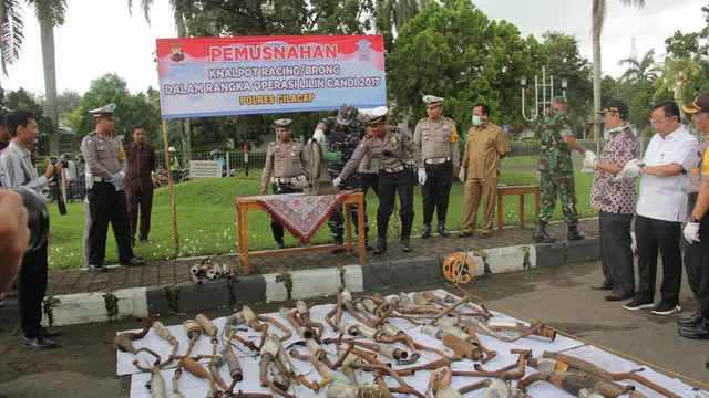 Ratusan knalpot “bobokan” alias tak standar dimusnahkan di Cilacap. (Foto: Liputan6.com/Polres Cilacap/Muhamad Ridlo)