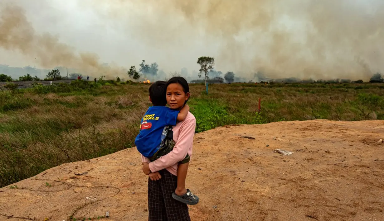 <p>Kebakaran hutan dan lahan gambut merupakan masalah tahunan di Indonesia dan sering kali menjadi penyebab ketegangan dengan negara-negara tetangga. (Al ZULKIFLI/AFP)</p>