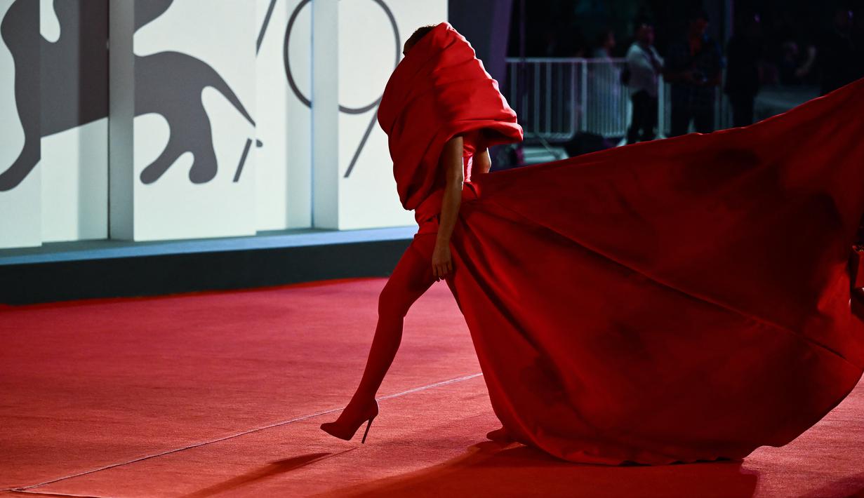 Aktris AS, Tessa Thompson tiba untuk pemutaran film "Bardo, False Chronicle of a Handful of Truths" selama Venice Film Festival ke-79 di Lido di Venezia di Venesia, Italia, Kamis (1/9/2022). Gaun Tessa Thompson menampilkan tudung yang memanjang dari pinggang hingga sekitar bahunya dengan aksen floor-length train. (Marco BERTORELLO / AFP)