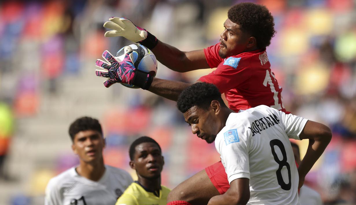 Kiper Fiji, Joji Vuakaca berusaha menghalau bola pada laga lanjutan Grup B Piala Dunia U-20 2023 melawan Ekuador di Santiago del Estero, Argentina, Sabtu, 27/05/2023. (AP Photo/Nicolas Aguilera)