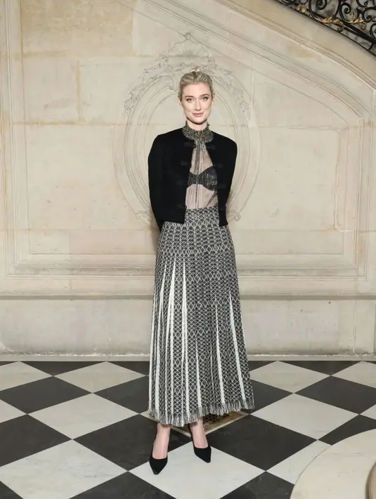 Dalam busana semi transparan lainnya, Elizabeth Debicki justru tampil dengan look berbeda. Outfit semi transparan ini dipadukan dengan blazer dan long skirt bermotif. [@elizabethdebickinators]