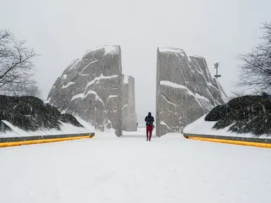 Salju menutupi Martin Luther King Jr. Memorial di Washington, Amerika Serikat, 16 Januari 2022. Upacara yang dijadwalkan di lokasi tersebut untuk menandai hari libur nasional Martin Luther King Jr. telah dibatalkan karena cuaca. (AP Photo/Carolyn Kaster)