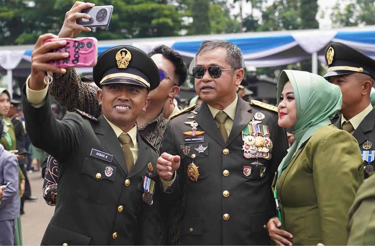 FOTO: Momen Akrab  Kasad Maruli Simanjuntak Kenakan Topi Berpuncak kepada Seorang Anak