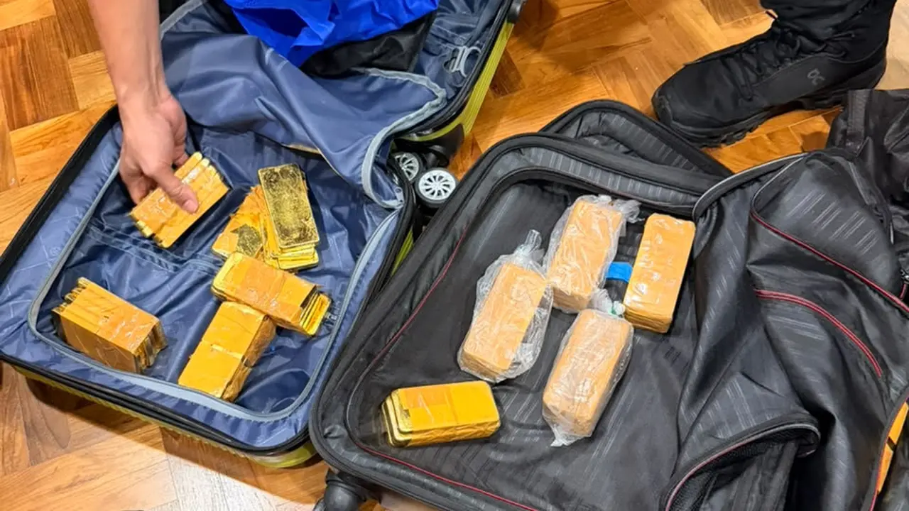 Kortas Tipikor Polri menyita 74 kilogram emas batangan, uang tunai dalam mata uang asing dan rupiah dengan total nilai sekitar Rp 476 miliar dari sebuah rumah di kawasan Parahyangan Golf 2 Nomor 2, Bogor, Kamis (9/7/2026) (Istimewa)