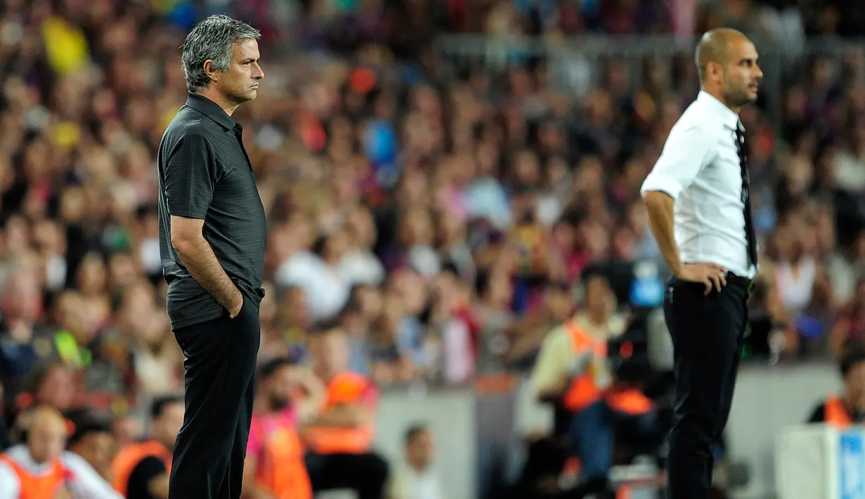 Jose Mourinho dan Josep Guardiola saat mengatur para pemainnya di leg kedua piala raja Spanyol di stadion Camp Nou (17/8/2011). Guardiola sendiri sebelumnya sudah dikontrak Manchester City selama tiga tahun. (AFP PHOTO/JOSEP LAGO)