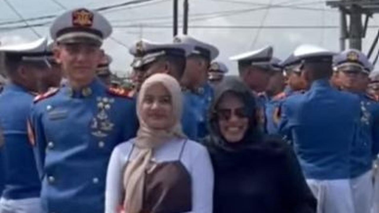 Dilansir YouTube Gema Budaya, Enzo terlihat di acara Kirab Pamitan Taruna Akmil di Magelang. Kemunculannya itu langsung mengundang perhatian yang mengenalinya. Enzo dihampiri dua wanita yang kemudian foto bersama dirinya.