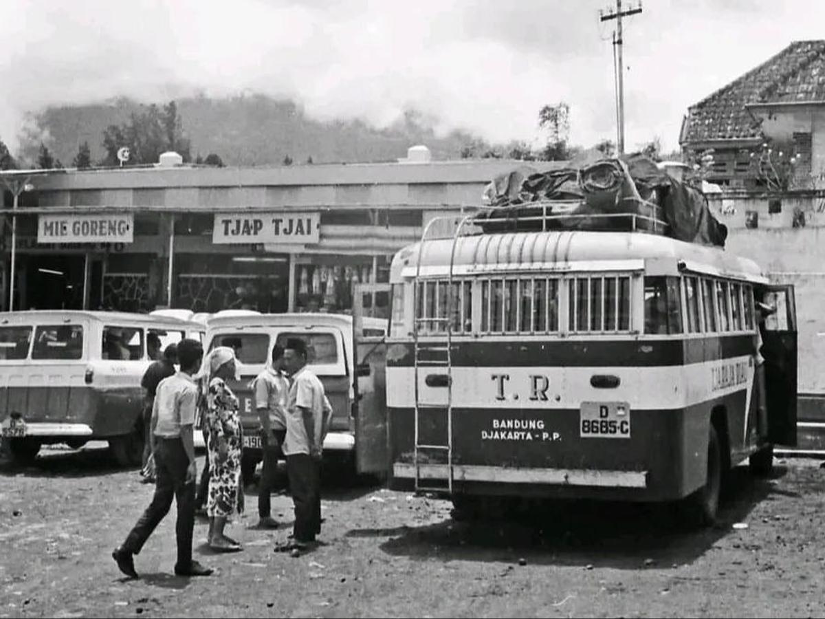 5. Kendaraan bus pada tahun 1960