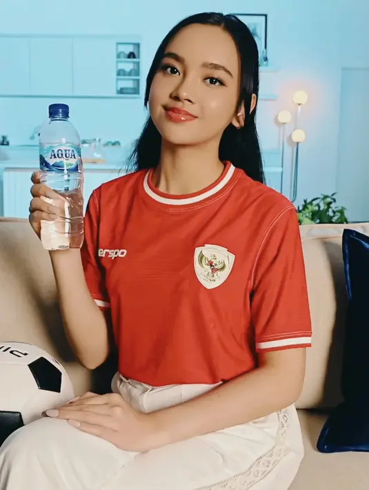 Lyodra tampak mengenakan jersey merah dari Erspo. Ia tampak memadukan jersenya dengan celana putih. Warna merah putih yang jadi simbil negara berhasil ditransformasi ke dalam pakaian yang begitu chic. [Foto: Instagram/ Lyodra Ginting]