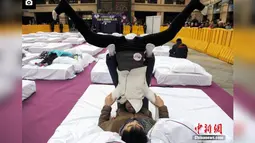 Kontes tidur unik pernah diadakan di Wuhan, China. Perserta diberikan kasur dan dipersilahkan tidur dengan pose seunik mungkin. Pememnangnya tentu saja adalah peserta yang mampu memikat juri dengan pose tidur uniknya. (gbtimes.com)