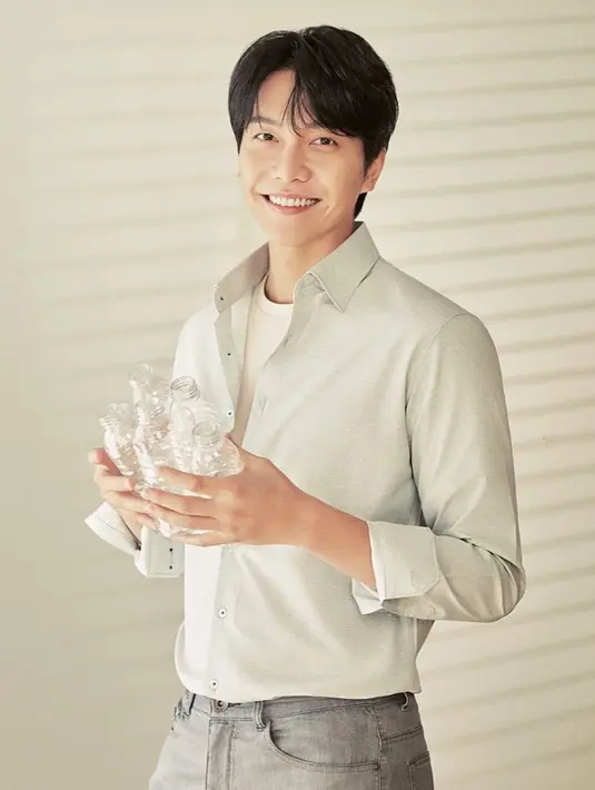Untuk karirnya sebagai penyanyi, Lee Seung Gi mulai pada usia 17 tahun, tepatnya pada tanggal 5 Juni 2004. (FOTO: instagram.com/leeseunggi.official/)