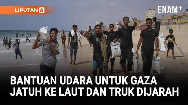Bantuan udara kembali dijatuhkan di Deir al-Balah, Gaza tengah, Jumat (1/8/2025). Namun, distribusi bantuan masih kacau. Banyak paket jatuh ke laut atau zona terlarang, sementara truk bantuan dijarah di jalan. Warga terpaksa berenang demi bertahan hi...