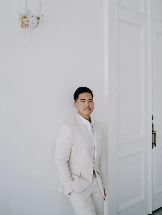 Sementara Kaesang tampil gagah dalam balutan suit sets warna gading dipadu kemeja putih sebagai dalaman karya Wong Hang Tailor. @kaesangp.