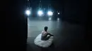 Seorang penari Ukraina dari Balet Kota Kiev menunggu sebelum pertunjukan di Theater de Chatelet, di Paris (8/3/2022). Balet Kota Kiev menari dengan penuh semangat di Paris untuk pertunjukan terakhir dari tur Prancis. (AP Photo/Thibault Camus)