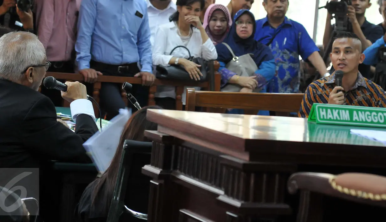 Terdakwa kasus dugaan suap Majelis Hakim dan Panitera PTUN Medan, OC Kaligis menanggapi pernyataan saksi Afrian Bondjol (kanan) yang merupakan anak didiknya, dalam sidang lanjutan di Pengadilan Tipikor, Rabu (4/11). (Liputan6.com/Helmi Afandi)