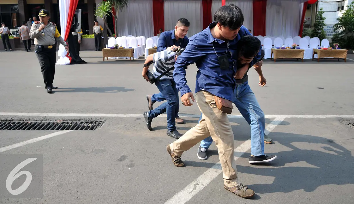 Simulasi pengamanan pilkada Tangerang Selatan yang digelar Polres Jakarta Selatan, Rabu (9/9/2015). (Liputan6.com/Gempur M Surya)