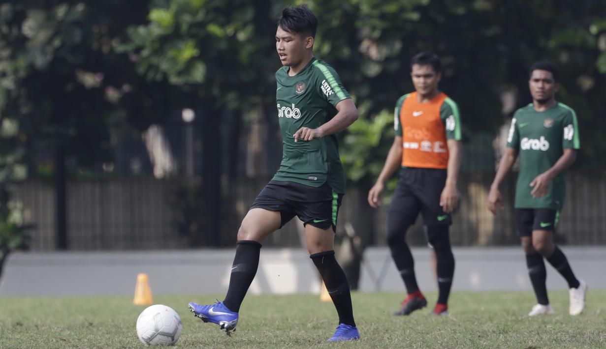 Pemain Timnas Indonesia U-22, Witan Sulaeman, mengontrol bola saat latihan di Lapangan ABC Senayan, Jakarta, Senin (7/1). Latihan ini merupakan persiapan jelang Piala AFF U-22. (Bola.com/Vitalis Yogi Trisna)