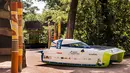 Tampilan mobil surya baru dari Tim Solar Punch Powertrain Belgia yang dipresentasikan ke media di Planckendael Zoo di Mechelen, Belgia (21/6). Mobil tenaga surya ini diberi nama "Punch 2".  (AP Photo/Geert Vanden Wijngaert)
