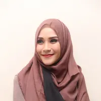 Zaskia Adya Mecca akan mengajarkan apa yang diajarkan ibunya dulu kepada anak-anaknya sekarang. Baginya setelah menjadi seorang ibu, wajar di mana akan ada satu titik anak-anak memusuhi ibunya. (Andy Masela/Bintang.com)