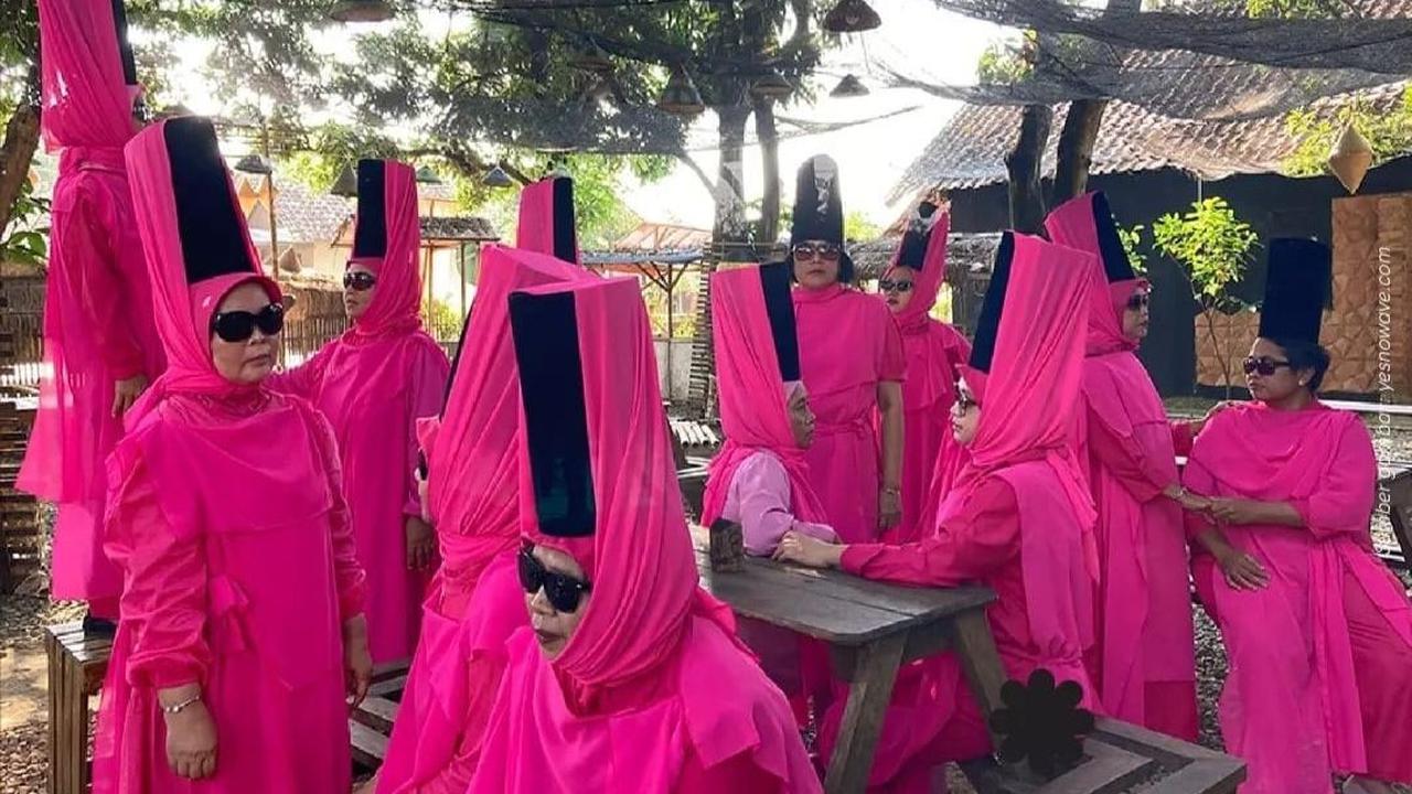 Media sosial tengah dihebohkan dengan penampilan grup musik emak-emak bernama Mother Bank.