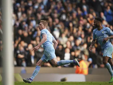 Gelandang Manchester City, Kevin De Bruyne (kiri) berselebrasi usai mencetak gol ke gawang Chelseae pada pertandingan lanjutan Liga Inggris di stadion Etihad di Manchester, Inggris, Sabtu (15/1/2022). Man City menang tipis atas Chelsea 1-0. (AP Photo/Dave Thompson)