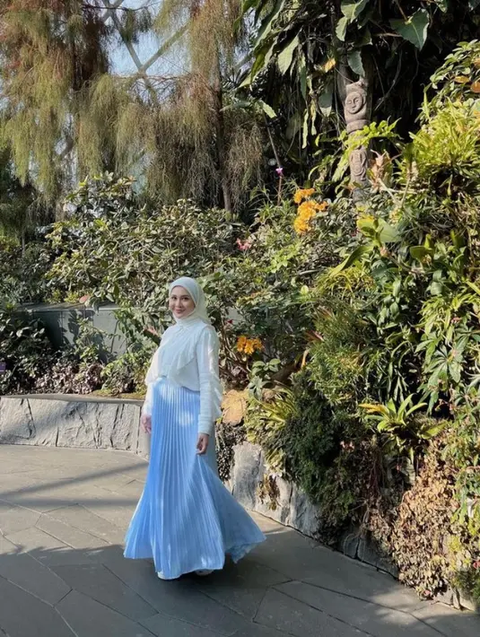 Kesha Ratuliu pun memadupadankannya dengan blus putih dan pashmina warna senada agar stylish. @kesharatuliu05.