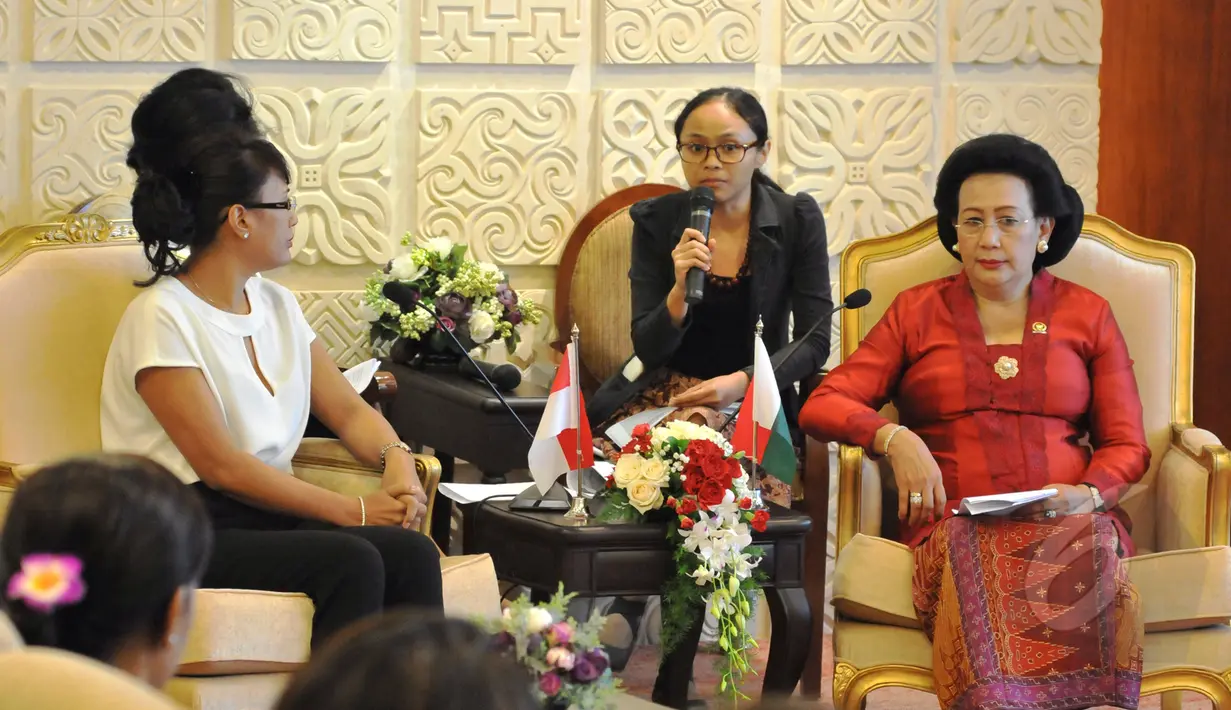 Pertemuan antara Istri Presiden Madagaskar, Voahangy Rajaonarimampianina dengan Wakil Ketua DPD RI GKR Hemas berlangsung hangat di DPD RI, Komplek Parlemen Senayan, Jakarta, Rabu (22/4/2015). (Liputan6.com/Andrian M Tunay)