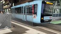 Schwebebahn, Kereta rel suspensi yang hanya ada di Wuppertal, Jerman. (Bola.com/Benediktus Gerendo Pradigdo)