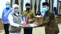 Penyerahan Pergub Jatim dan SK Gubernur Jatim pada Kamis, 23 April 2020 terkait rencana penerapan PSBB Surabaya raya. (Foto: Liputan6.com/Dian Kurniawan)