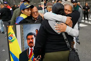 Para pendukung Presiden Venezuela Nicolas Maduro terlihat saling berpelukan di pusat Kota Caracas, Venezuela, Sabtu (3/1/2026), menyusul pengumuman Presiden Amerika Serikat Donald Trump bahwa Maduro telah ditangkap dan diterbangkan keluar dari negara tersebut. (Dok. AP/Cristian Hernandez)