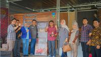 Kepala Dinas Disperindag ESDM Garut, Nia Gania Karyana tengah melakukan kunjungan di tempat produksi rokok  ‘Mencos’ di Kecamatan Leles, Garut. (Liputan6.com/Jayadi Supriadin)