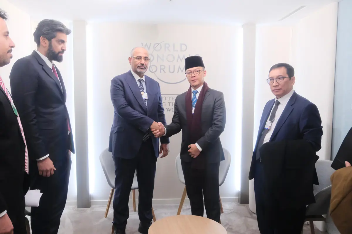 Menlu RI Sugiono melakukan pertemuan bilateral dengan Wakil Presiden Yaman Aidarous al-Zubaidi di sela-sela World Economic Forum 2025, Rabu (22/1/2025). (Dok. Kemlu RI)