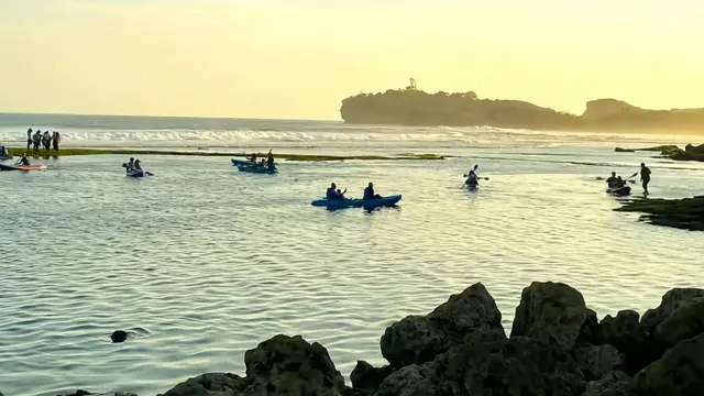Asyiknya Wisata Main Kano di Pantai Sadranan Yogyakarta Cuma Rp40 Ribuan