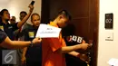Tersangka Mursalim saat memperagakan 82 adegan dalam rekonstruksi yang digelar, Jakarta, Senin (14/9/2015). Mursalim terus tertunduk saat rekonstruksi tersebut. (Liputan6.com/Yoppy Renato)