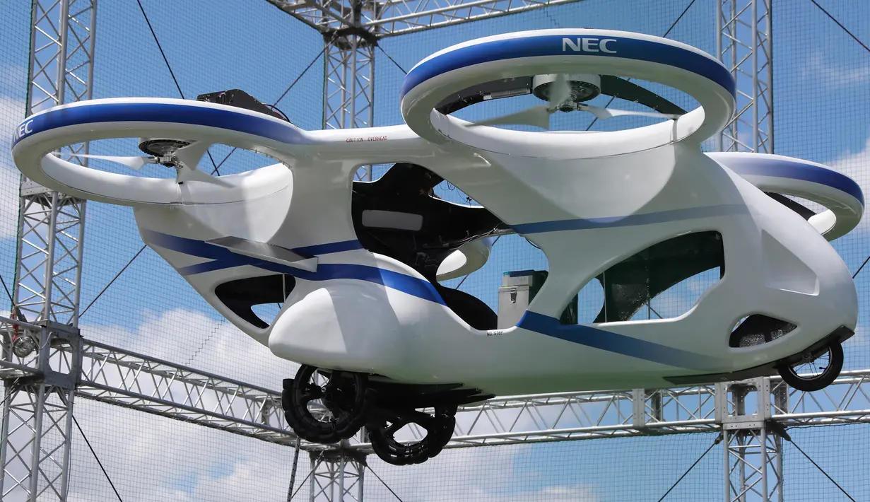 Mobil terbang NEC berhasil melayang saat penerbangan uji coba di fasilitas produsen elektronik Jepang, NEC Corp di Abiko, pinggiran Tokyo, Senin (5/8/2019). Penerbangan uji coba berhasil mencapai ketinggian tiga meter (10 kaki) dan dilakukan dalam semacam kandang berukuran besar. (AP/Koji Sasahara)