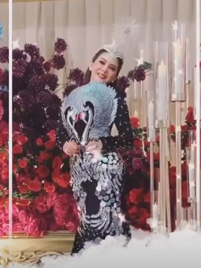 6 Potret Syahrini di HUT SCTV, Pakai Face Shield Hati dan Jubah Seberat 20 Kg