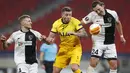 Bek Tottenham, Toby Alderweireld (tengah) berebut bola dengan pemain Wolfsberger AC,   Christopher Wernitznig pada leg pertama babak 32 besar Liga Europa di stadion Puskas Arena, Hongaria, Jumat (19/2/2021). Tottenham menang telak atas Wolfsberger 4-1. (AP Photo/Laszlo Balogh)