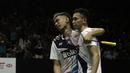 Ganda Putra Indonesia, Fajar Alfian/Muhammad Rian, merayakan kemenangan atas ganda China, Xuan Yi Ou/Zhang Nan, pada laga Indonesia Masters 2020 di Istora, Jakarta, Kamis (16/1). Fajar/Rian unggul 21-10 12-21 21-19. (Bola.com/Yoppy Renato)